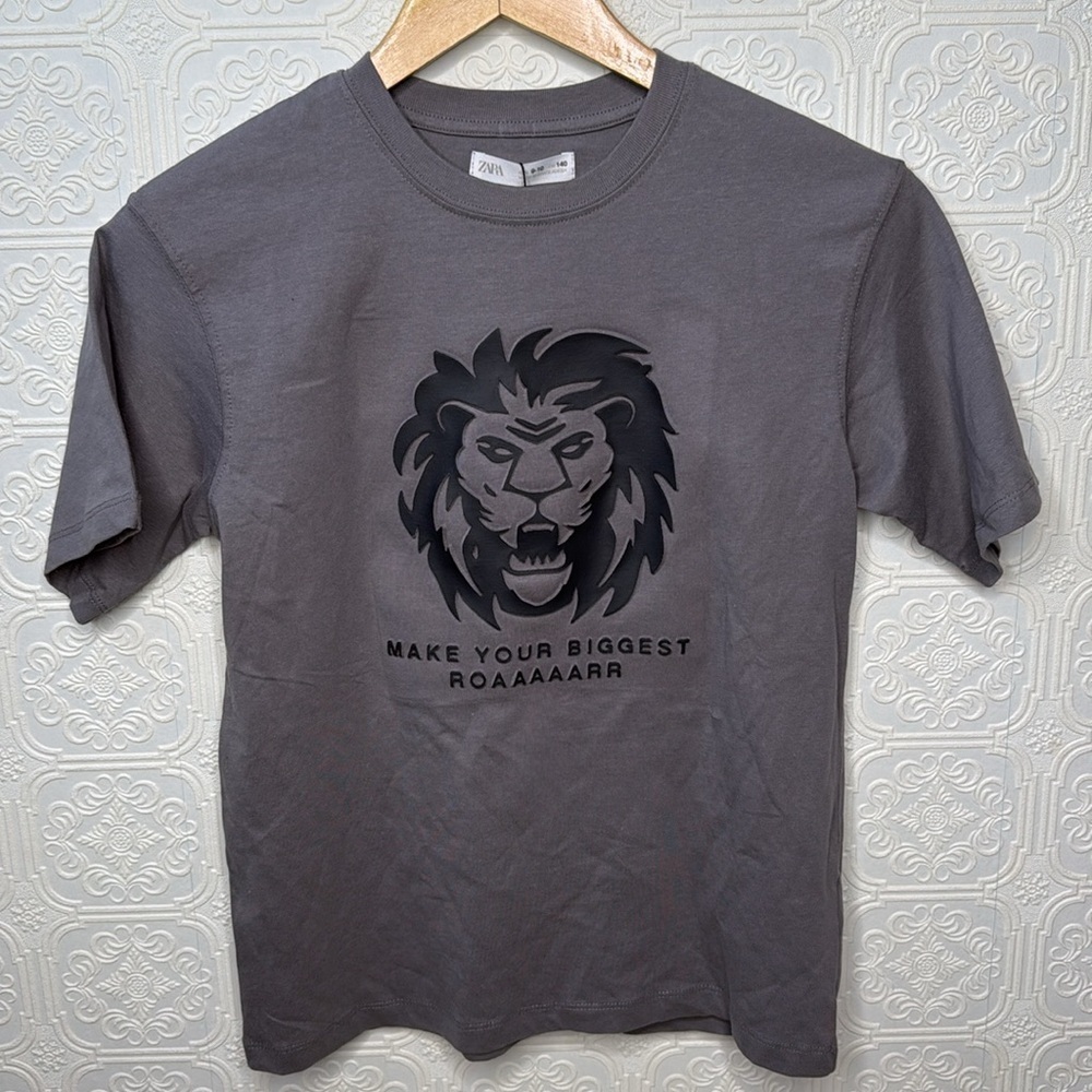 Zara Kids | Gray T-Shirt with Raised Lion Face in Black, Kids Boy Size 9…